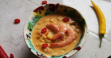 Chowder sriuba su jūros gėrybėmis ir pomidorais