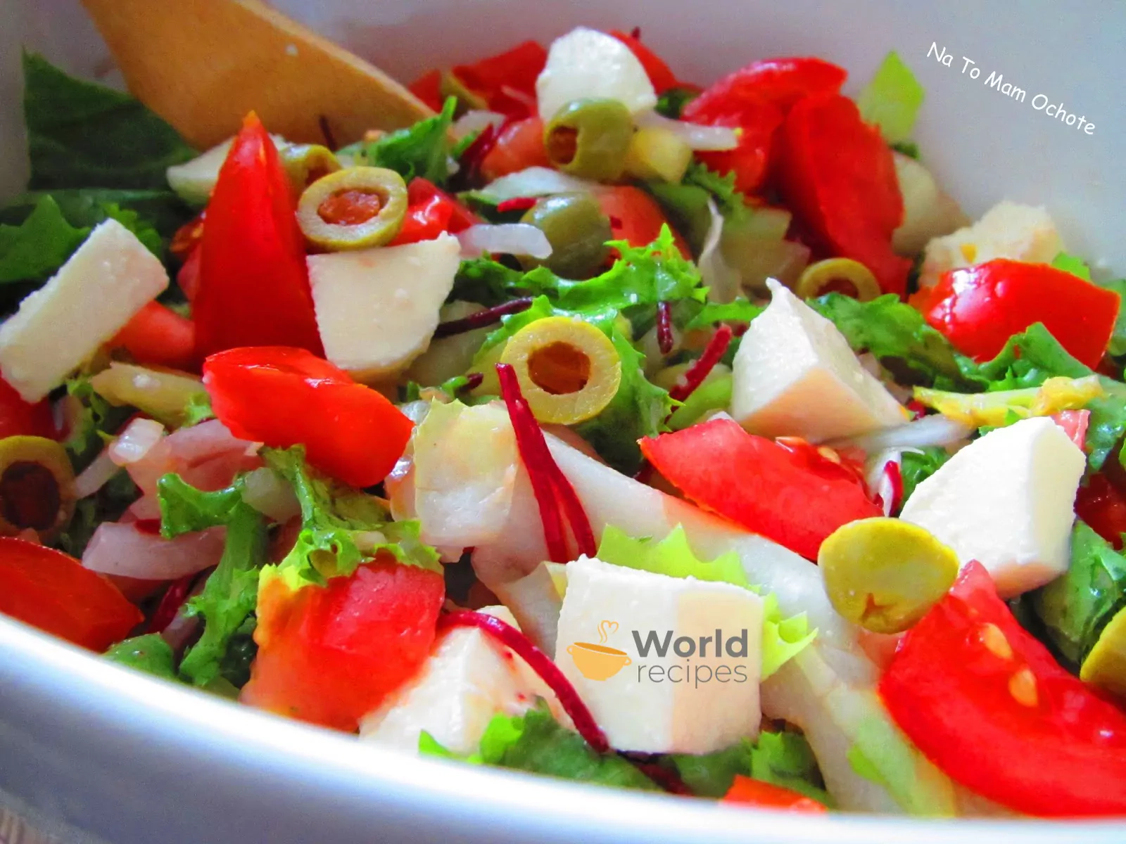Sałatka Grecka z pomidorami, papryką, cebulą, zielonymi oliwkami i suszonymi pomidorami