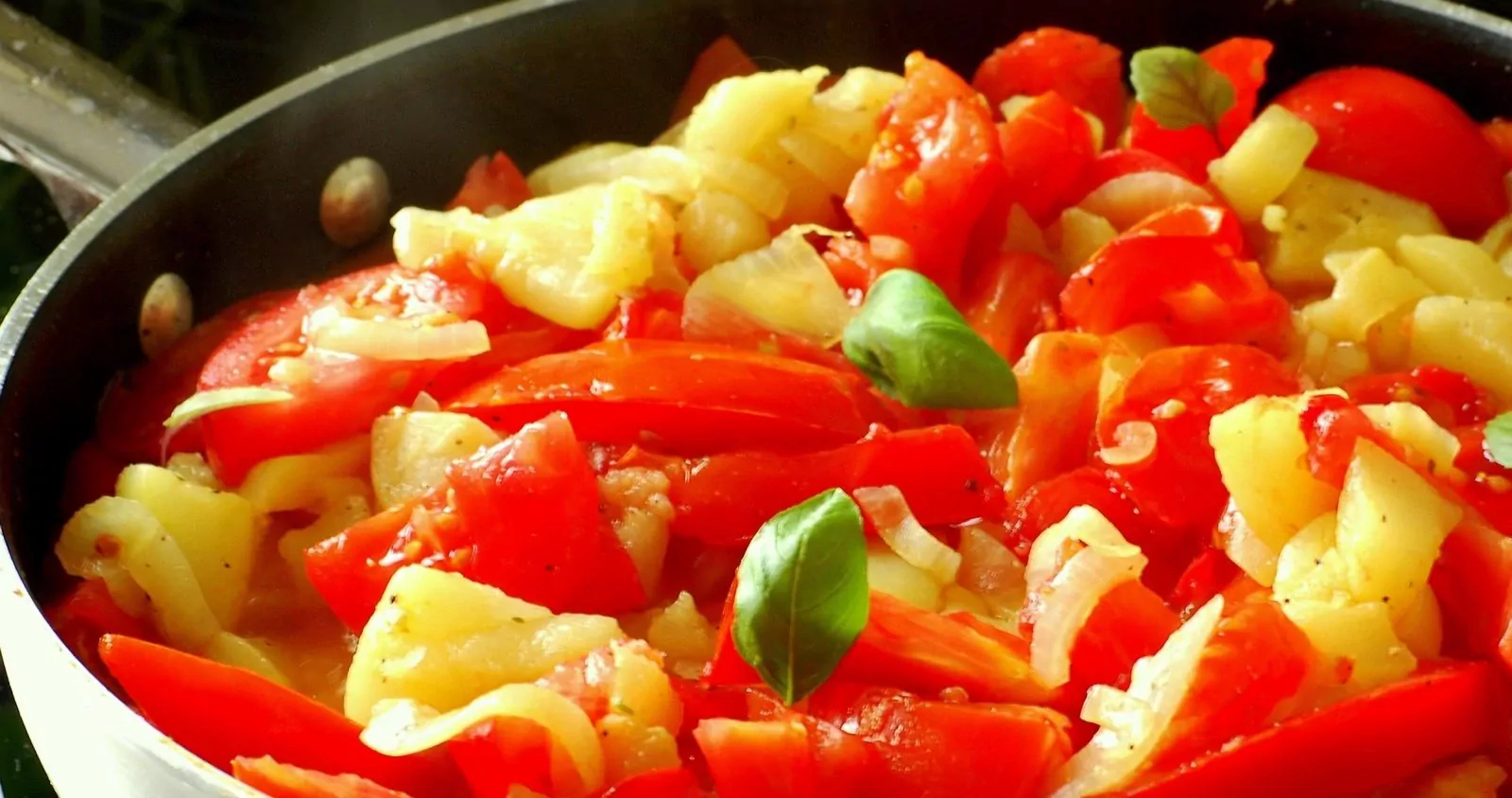Wegetariańska potrawa duszona z patisona, pomidorów i sera