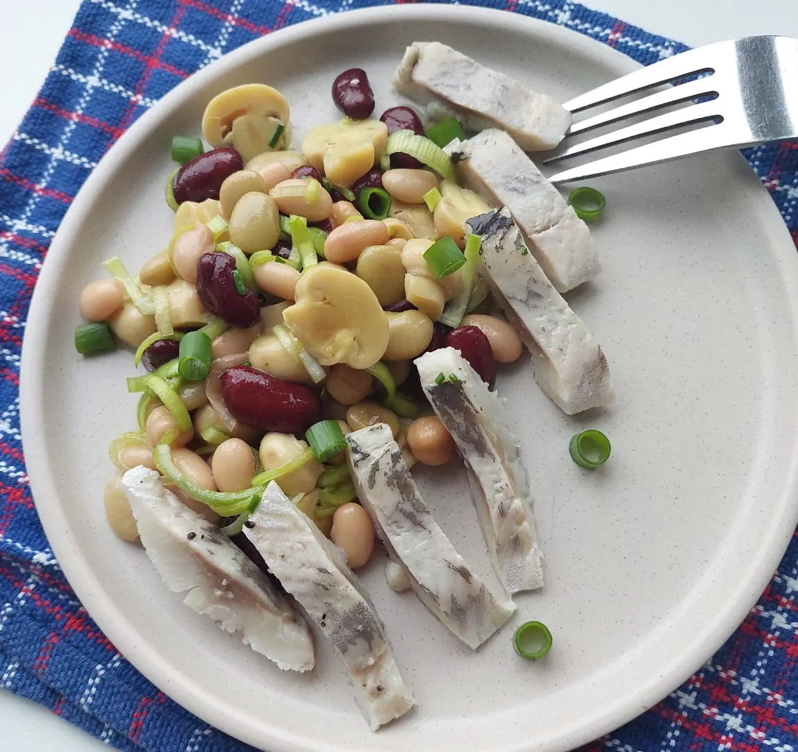 Silkė su konservuotais pievagrybiais, pupelėmis ir porais