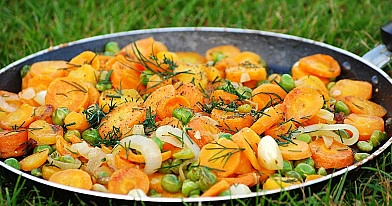 Svieste apkeptos morkytės su žirneliais - puikus garnyras