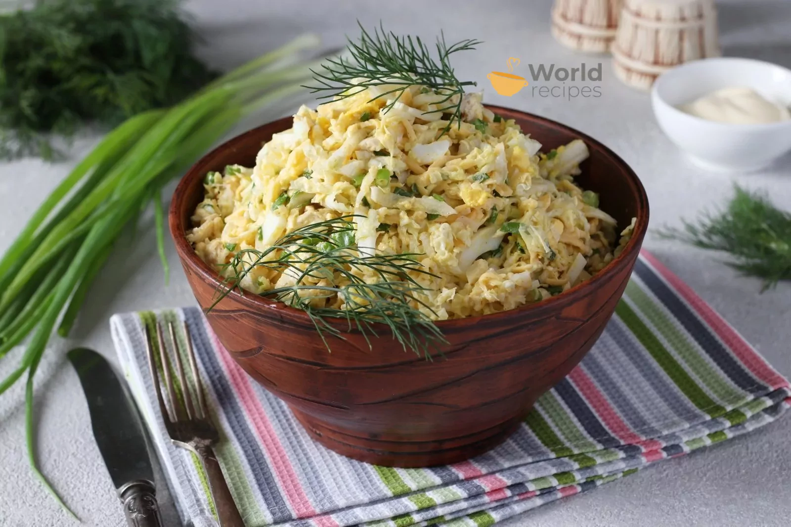 Pikantiškos salotos - mišrainė su kiaušiniais, fermentiniu sūriu, česnaku ir majonezu