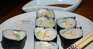 Suši su krabų lazdelėmis, agurkais, avokadais ir Philadelphia sūriu