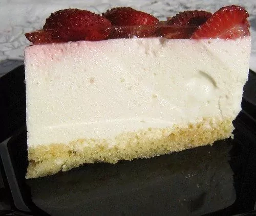 Grietininis tortas su braškėmis (tinka ir mėlynės, konservuoti persikai)