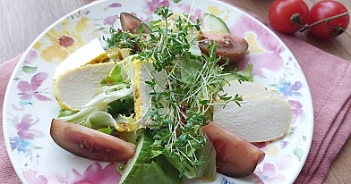 Salotos su keptu varškės sūriu, agurkais ir pomidorais