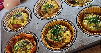 Omletas su pievagrybiais ir šonine keksiukų formelėse