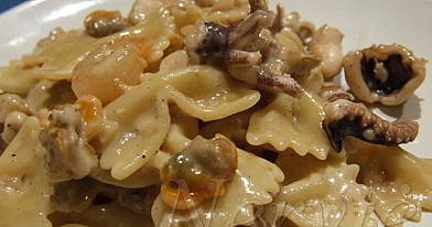 Makaronai: Kaspinėliai su jūros gėrybių mišiniu