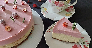 Varškės tortas su spanguolių putėsiais