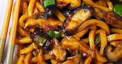 Udon makaronai su shimeji grybais ir vištiena