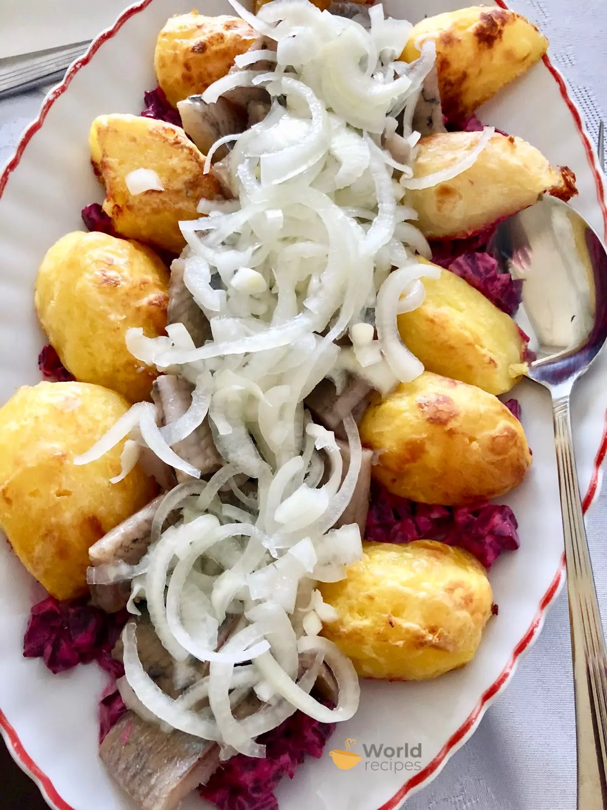Olandiška matjes silkė su burokėliais, obuoliais ir bulvėmis