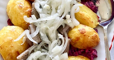 Olandiška matjes silkė su burokėliais, obuoliais ir bulvėmis