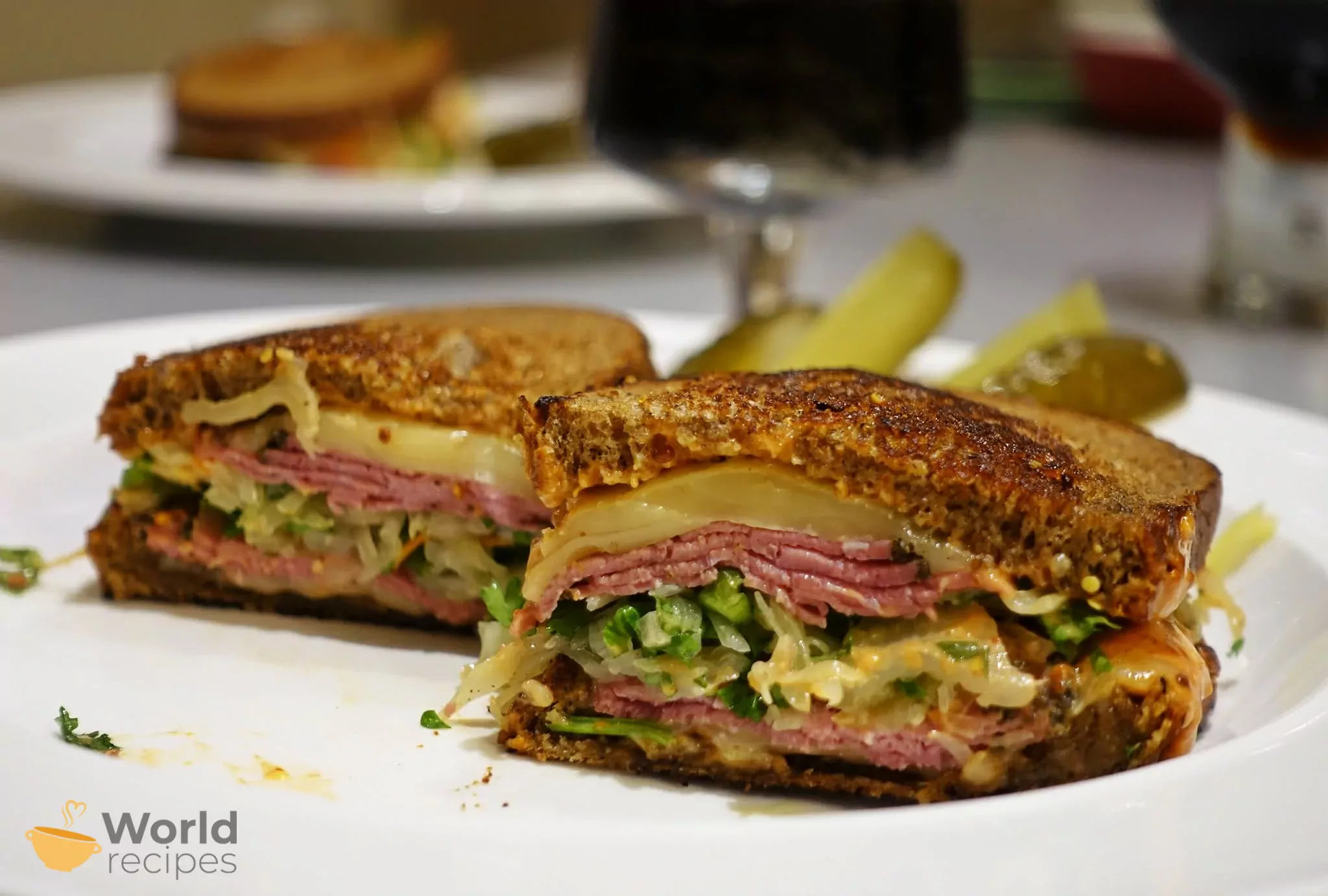 Reuben sumuštinis su pastrami griežinėliais, raugintais kopūstais ir sūriu