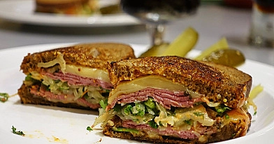 Reuben sumuštinis su pastrami griežinėliais, raugintais kopūstais ir sūriu