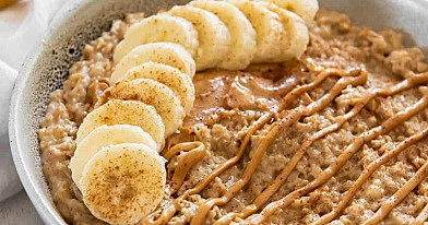 Skaniausia avižinė košė su riešutų sviestu ir bananais