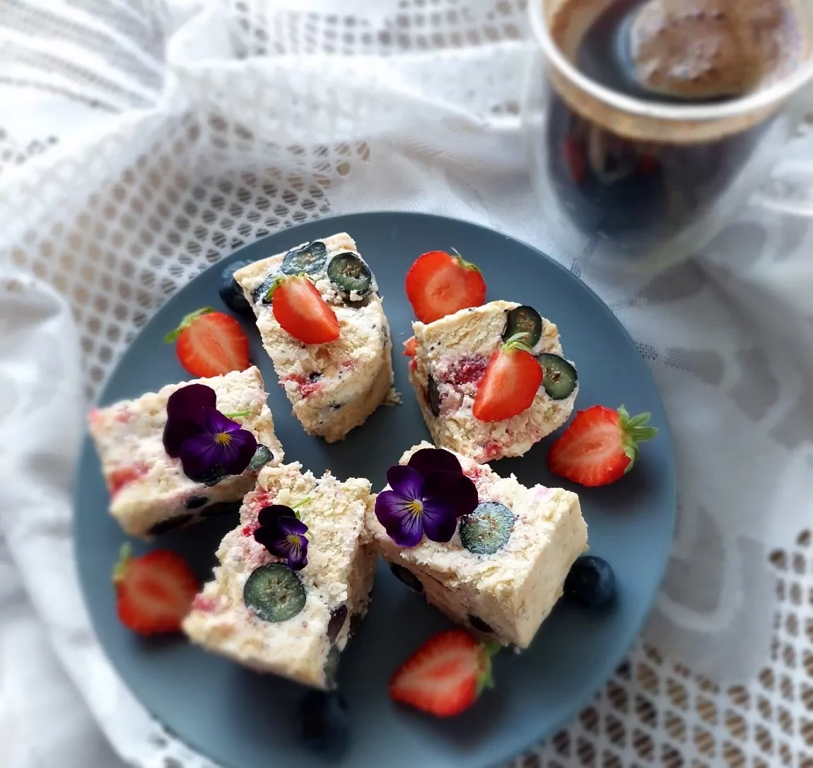 Varškės tinginys su uogomis ir aguonomis