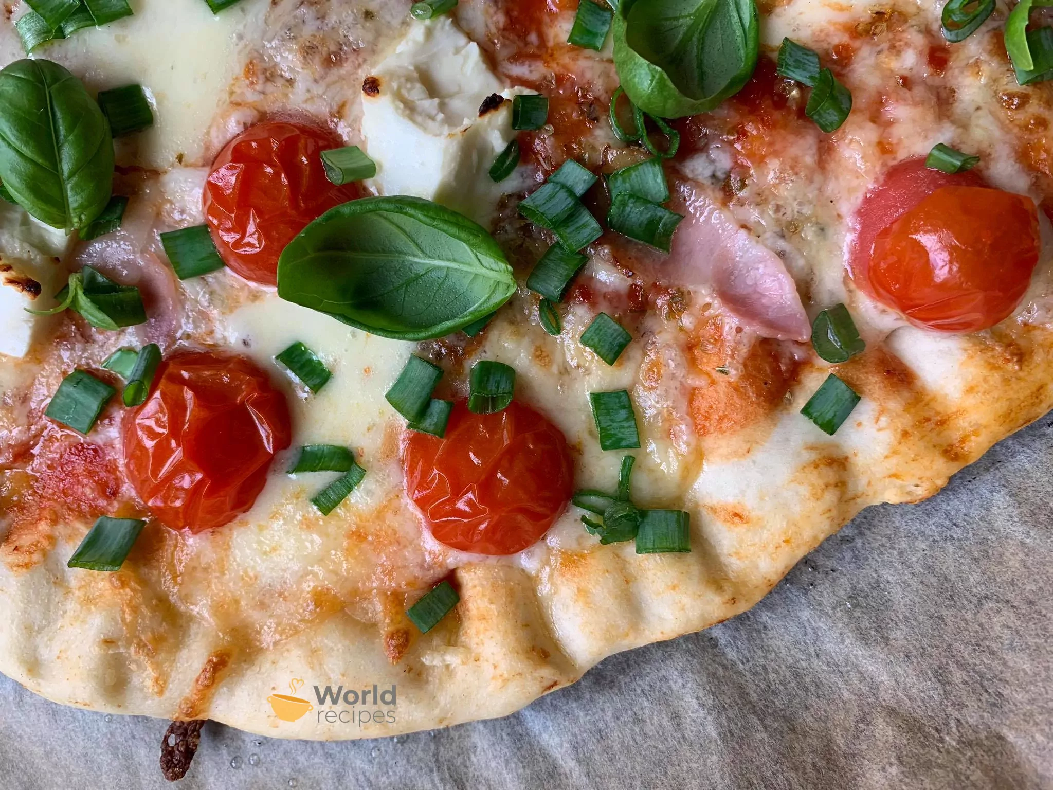Saulės pica su kumpiu, feta, mocarela ir vyšniniais pomidorais
