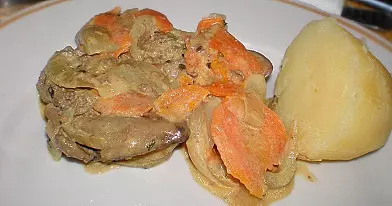 Vištienos kepenėlės balto vyno ir daržovių padaže