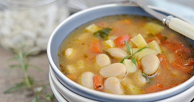 Tradicinė baltųjų pupelių sriuba su morkomis ir porais