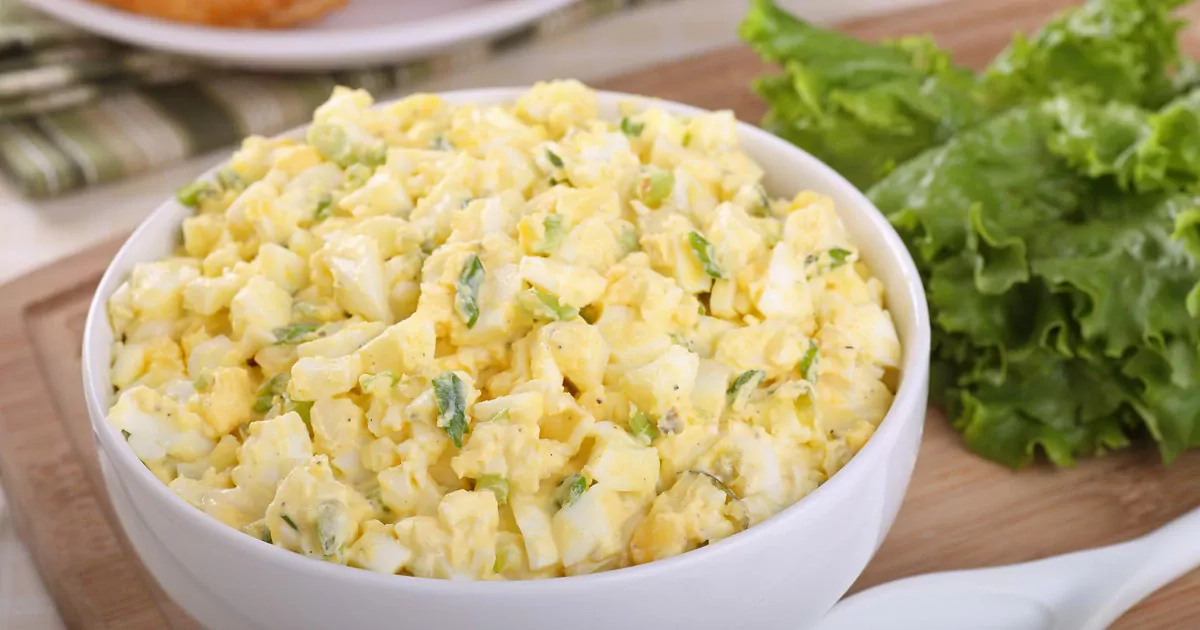 Kiaušininė mišrainė su laiškiniais česnakais ir majonezu