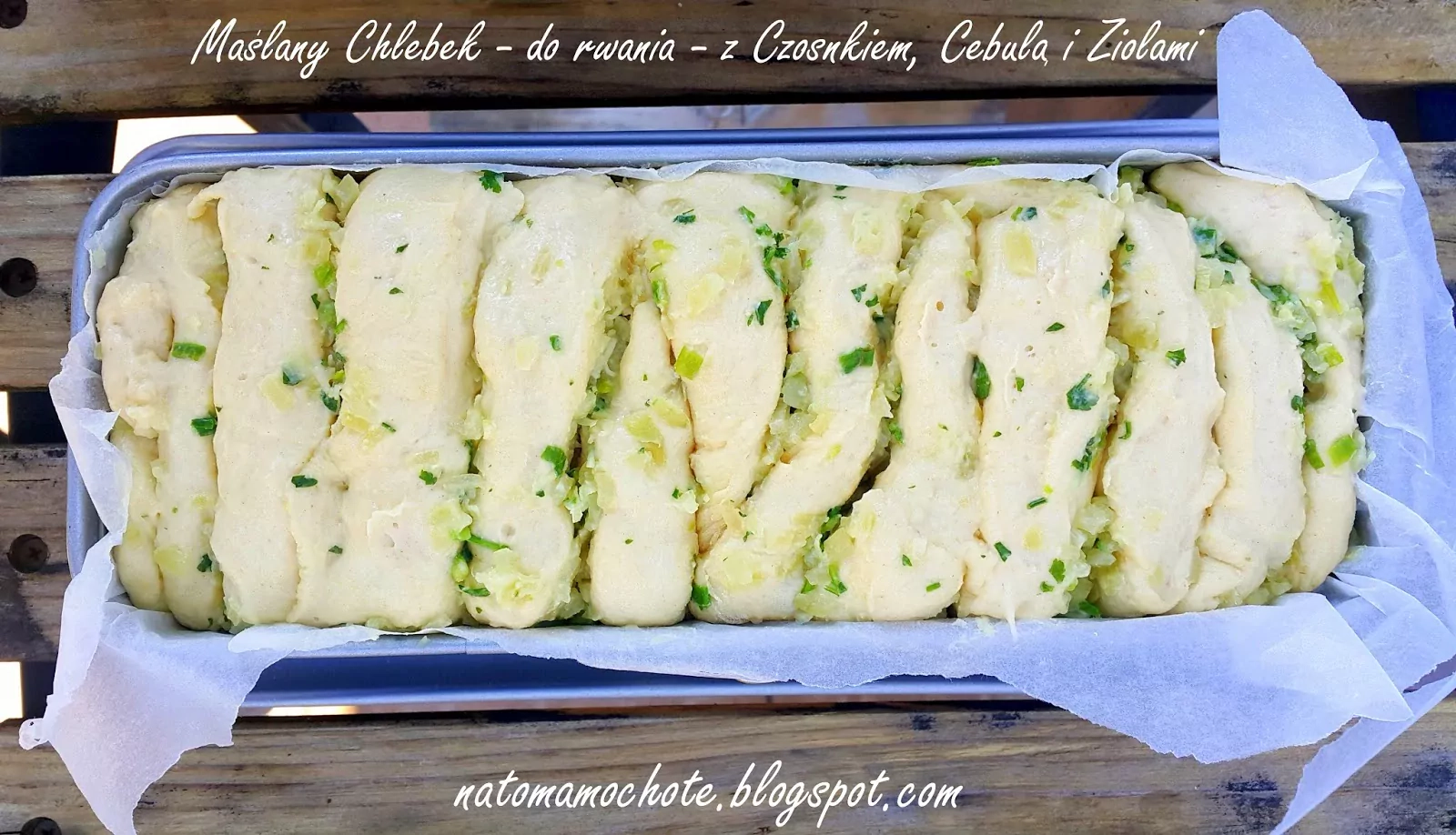 Maślany Chlebek z Czosnkiem, Cebulką i Ziołami