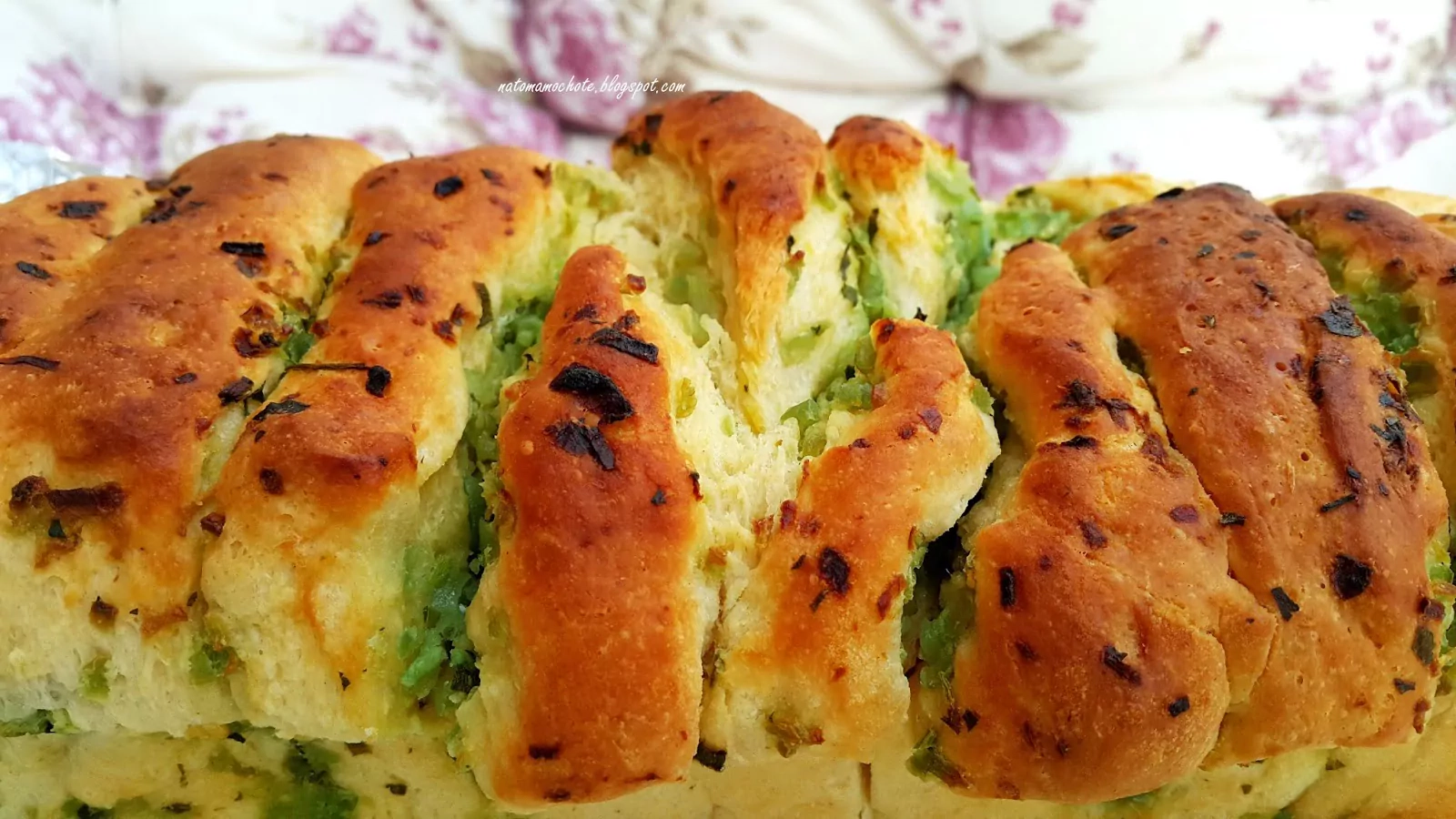 Maślany Chlebek z Czosnkiem, Cebulką i Ziołami