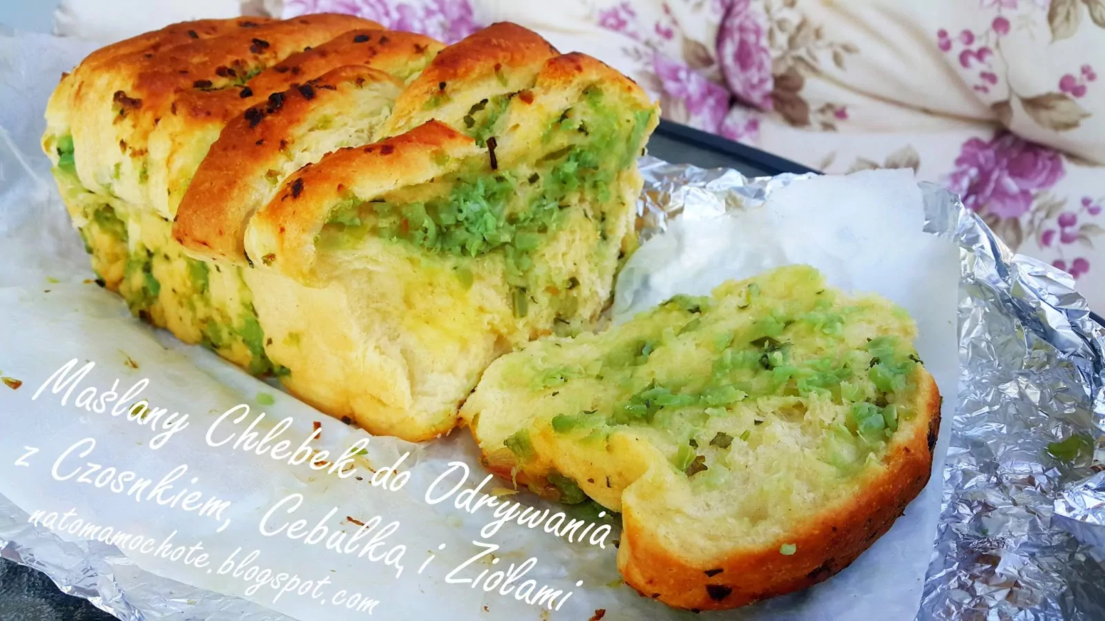 Maślany Chlebek z Czosnkiem, Cebulką i Ziołami