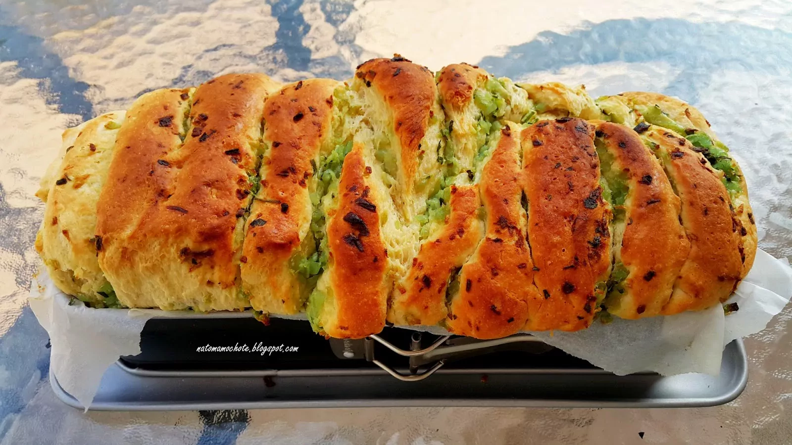 Maślany Chlebek z Czosnkiem, Cebulką i Ziołami