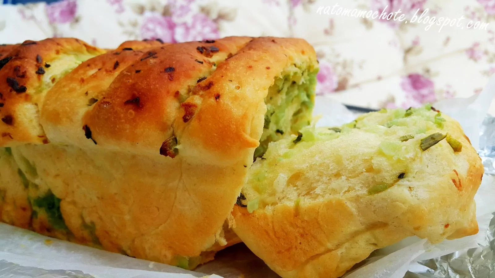 Maślany Chlebek z Czosnkiem, Cebulką i Ziołami