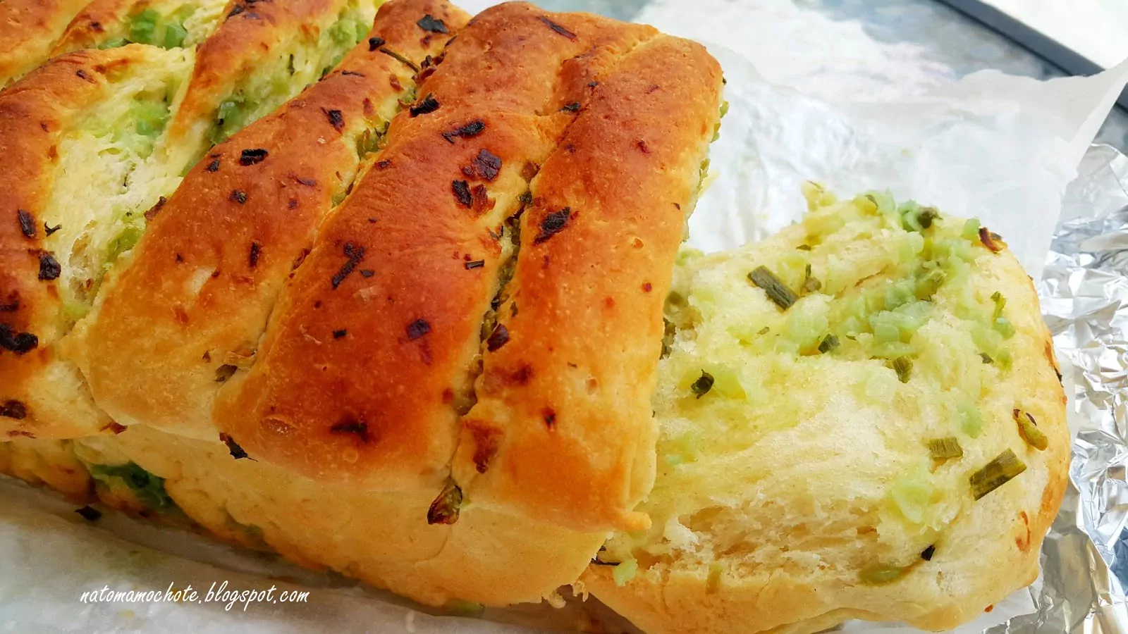 Maślany Chlebek z Czosnkiem, Cebulką i Ziołami