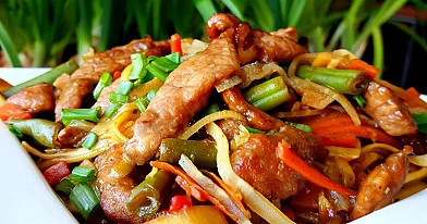Smażony Makaron Udon z Wieprzowiną po Chińsku i Warzywami