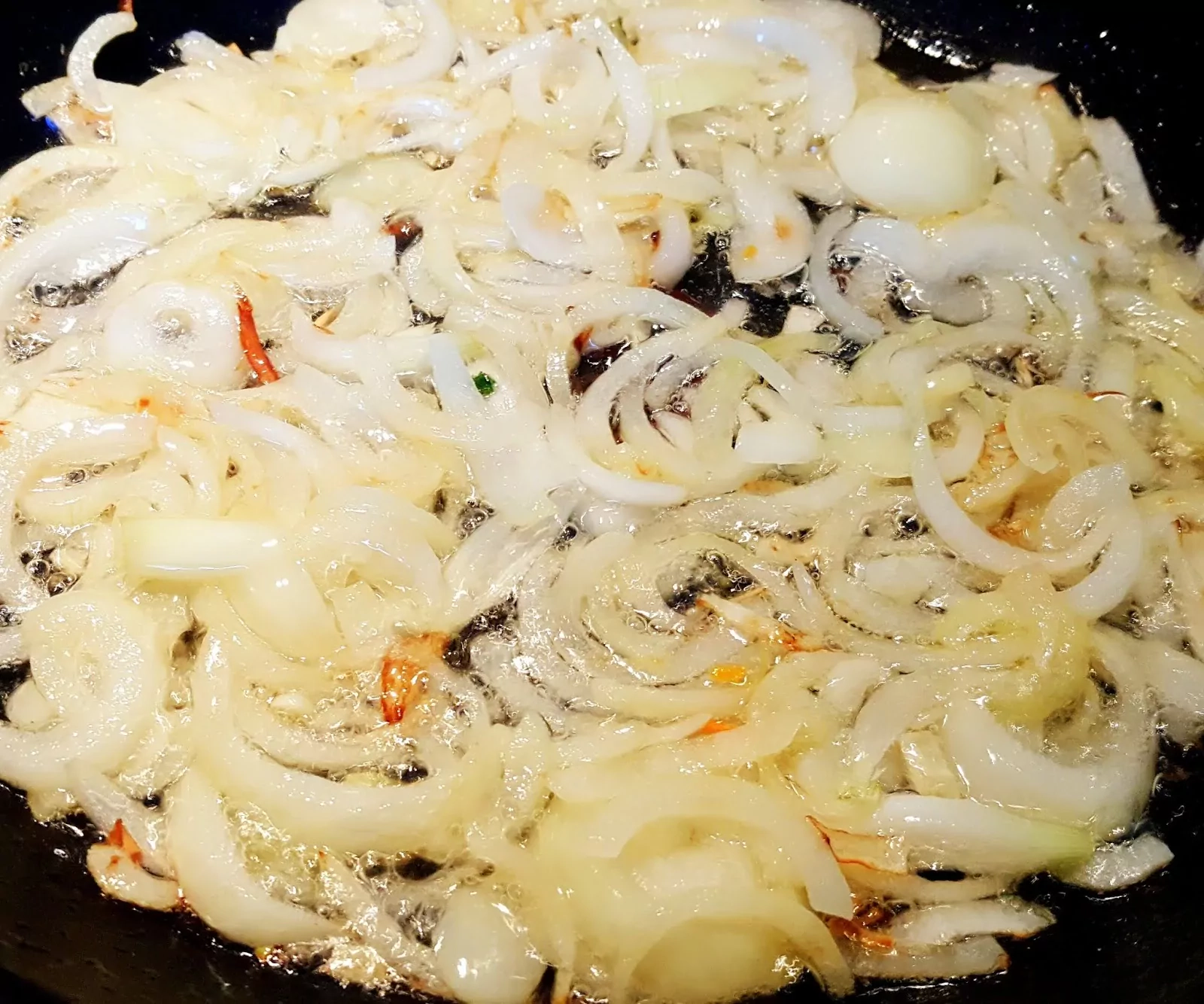 Smażony Makaron Udon z Wieprzowiną po Chińsku i Warzywami