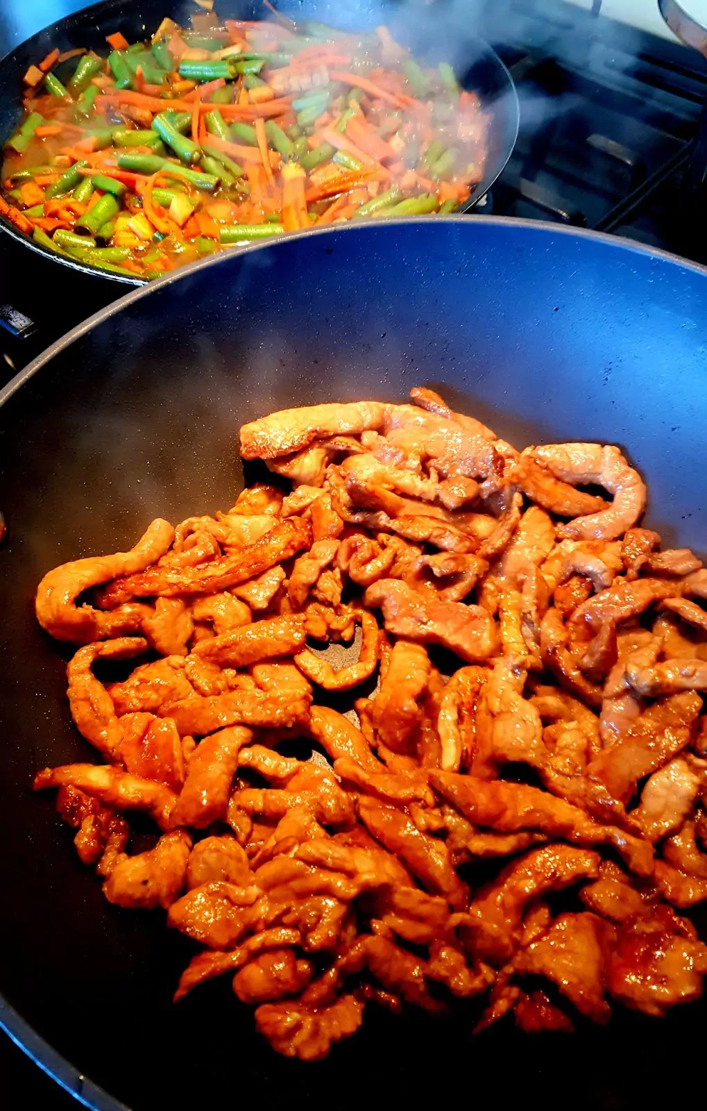 Smażony Makaron Udon z Wieprzowiną po Chińsku i Warzywami