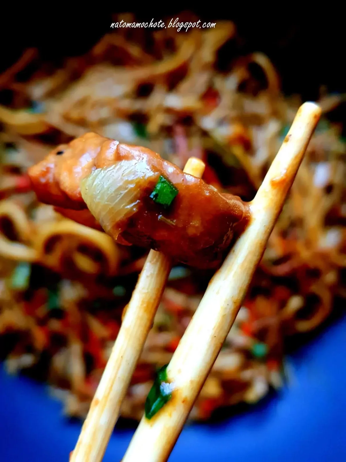 Smażony Makaron Udon z Wieprzowiną po Chińsku i Warzywami