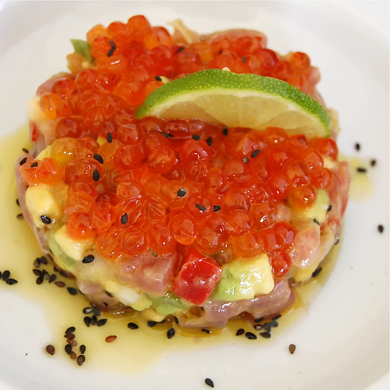 Tuno tartaras su avokadais ir lašišų ikrais