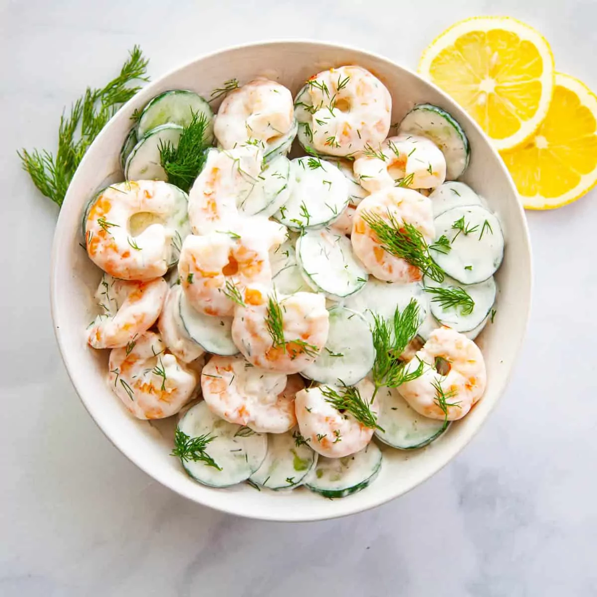 Labai skanios krevečių salotos su sūriu, kiaušiniais ir šviežiais agurkais