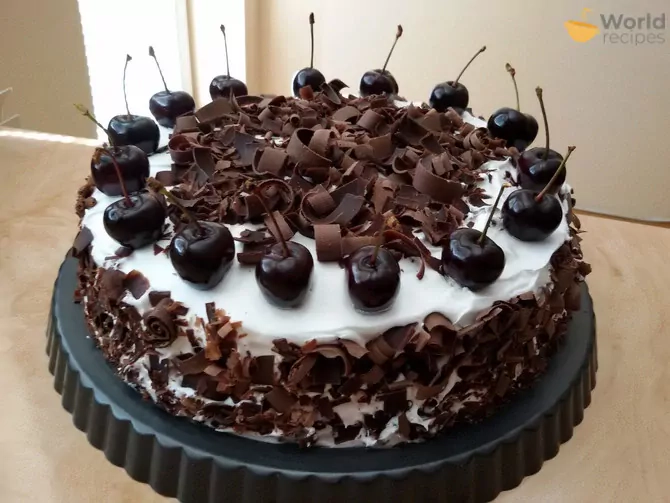 Kondensuoto pieno biskvito tortas su grietininiu kremu
