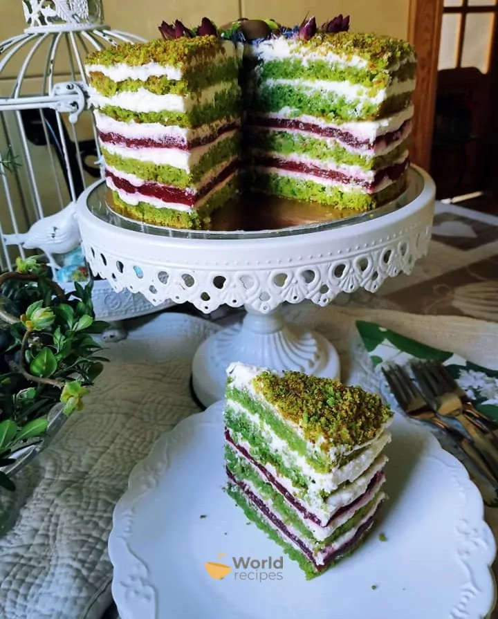 Pistacijų tortas su avietėmis