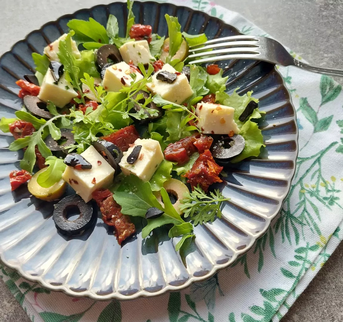 Salotos su sūriu, džiovintais pomidorais ir alyvuogėmis