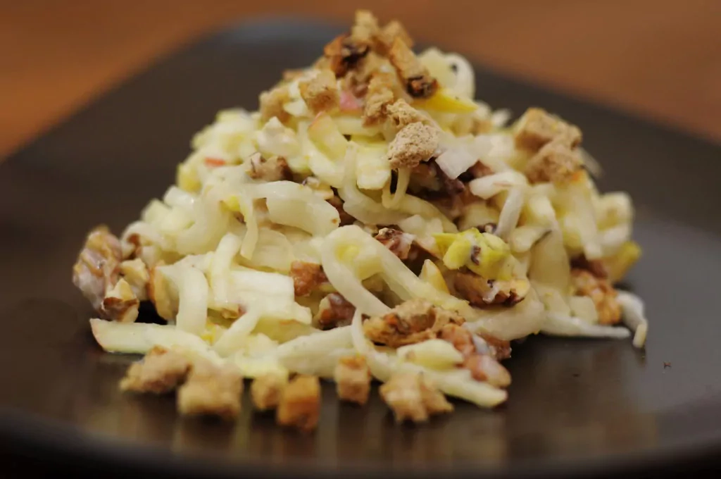 Cikorijų ir obuolių salotos su gorgonzola ir duonos skrebučiais