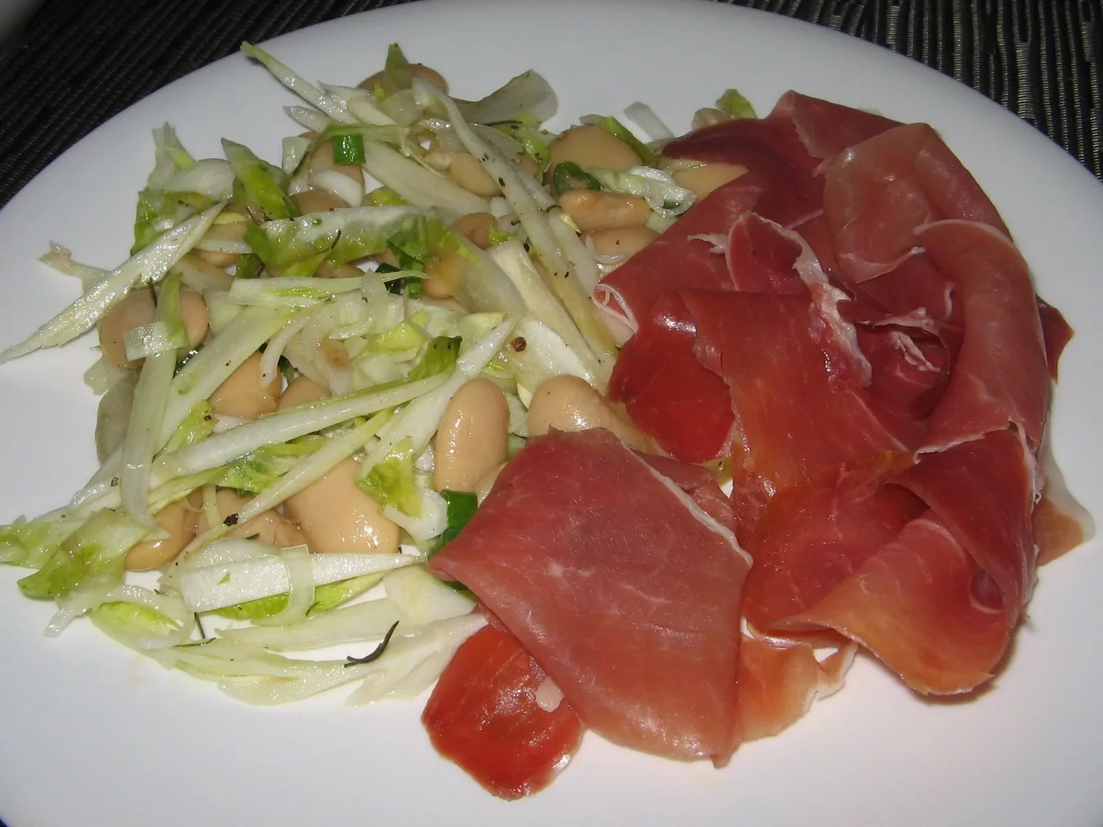 Cikorijos, pupelių salotos su prosciutto crudo