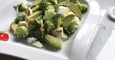 Brokolių salotos su kiaušiniu ir avokadu