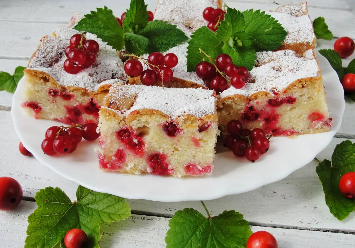 Keksas su raudonaisiais serbentais