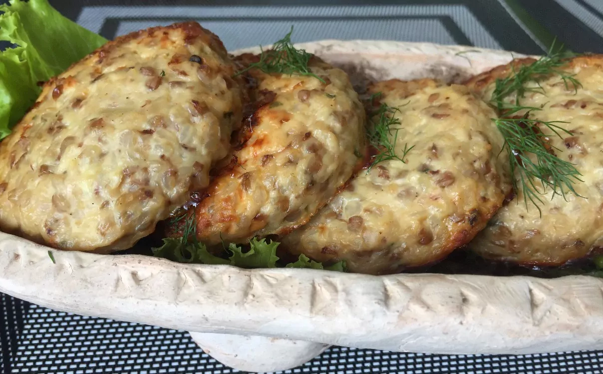 Dietiniai vištienos ir grikių kotletai orkaitėje
