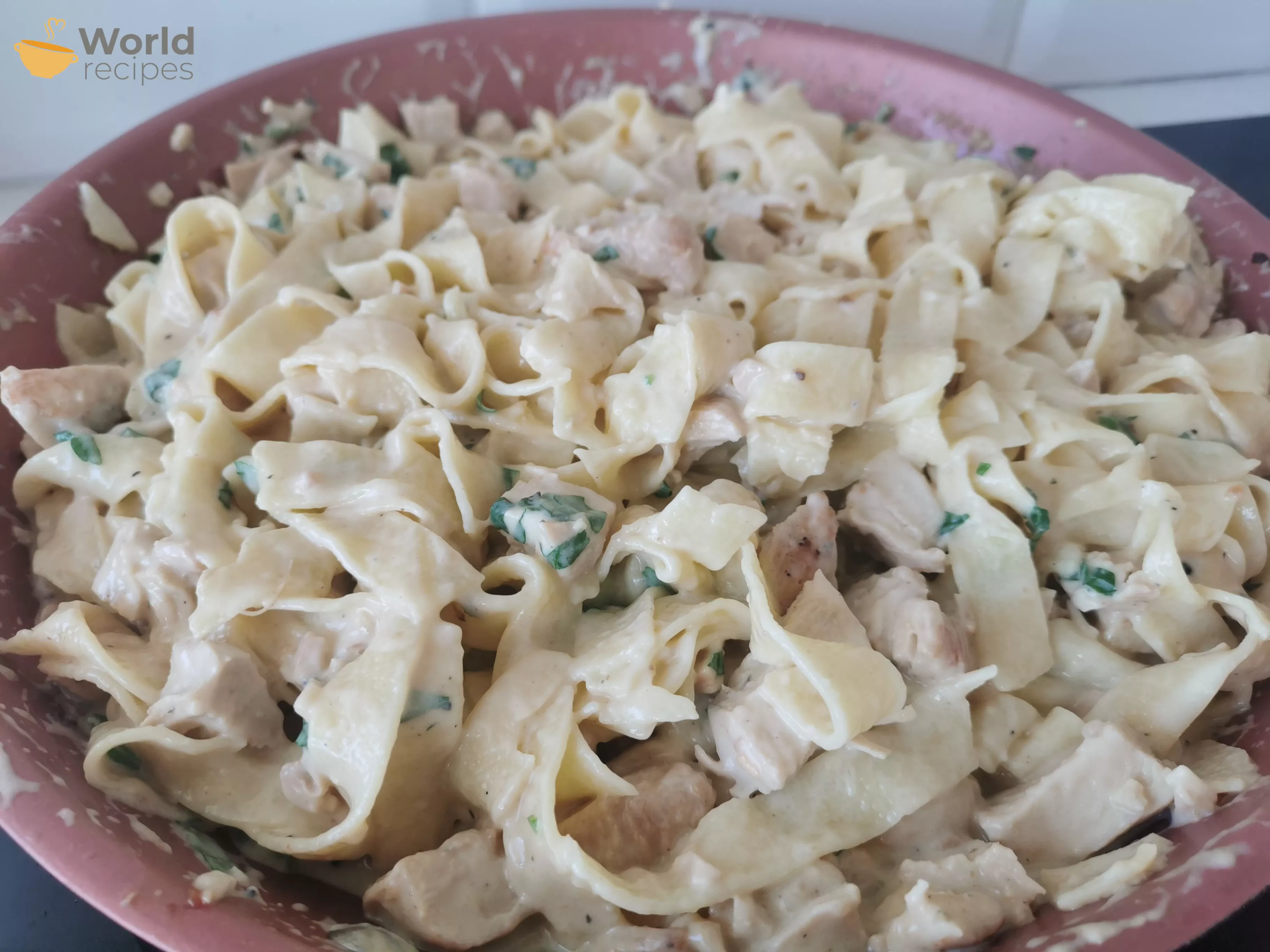 Fettuccine makaronai su vištiena ir baltuoju padažu
