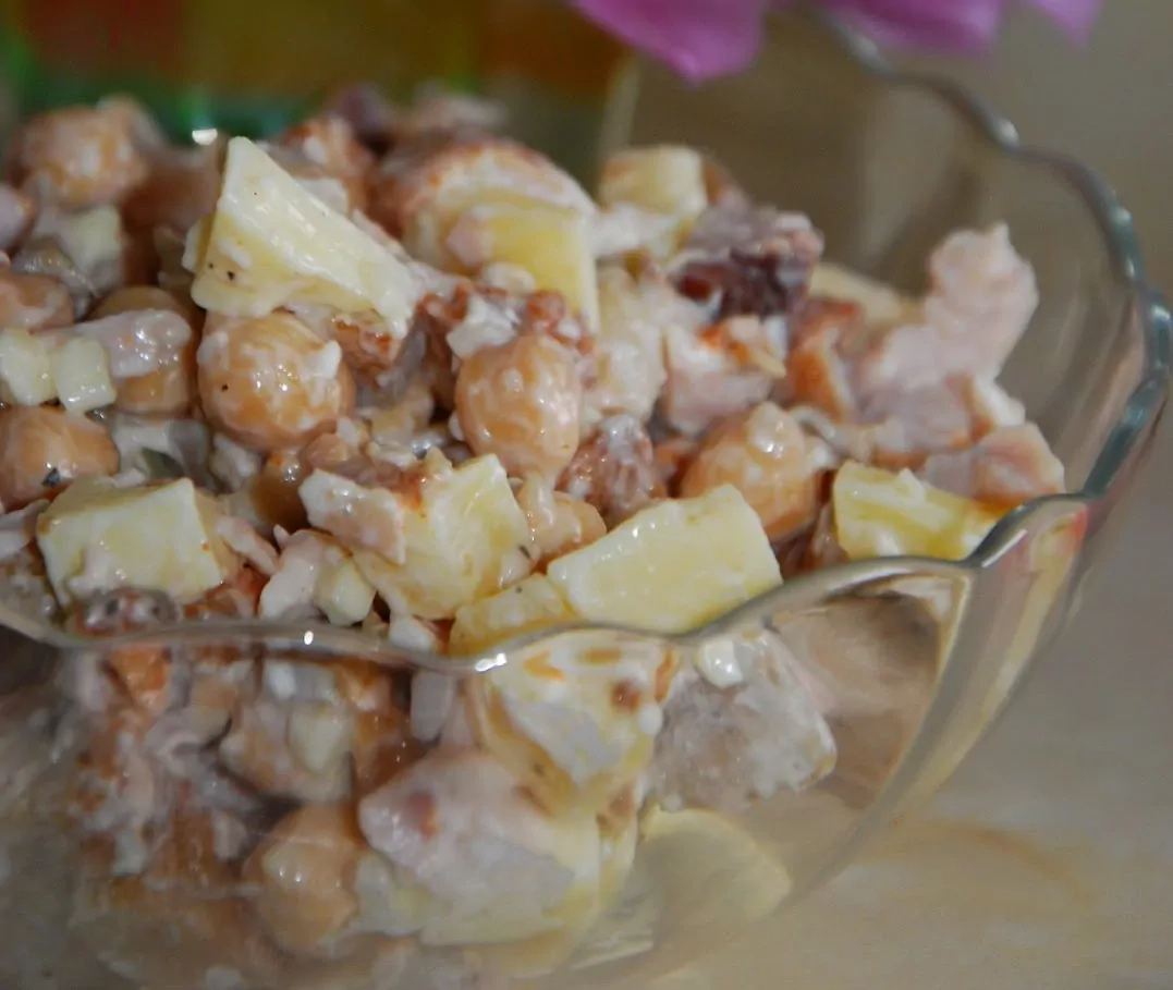 Avinžirnių salotos su vištiena ir majonezu