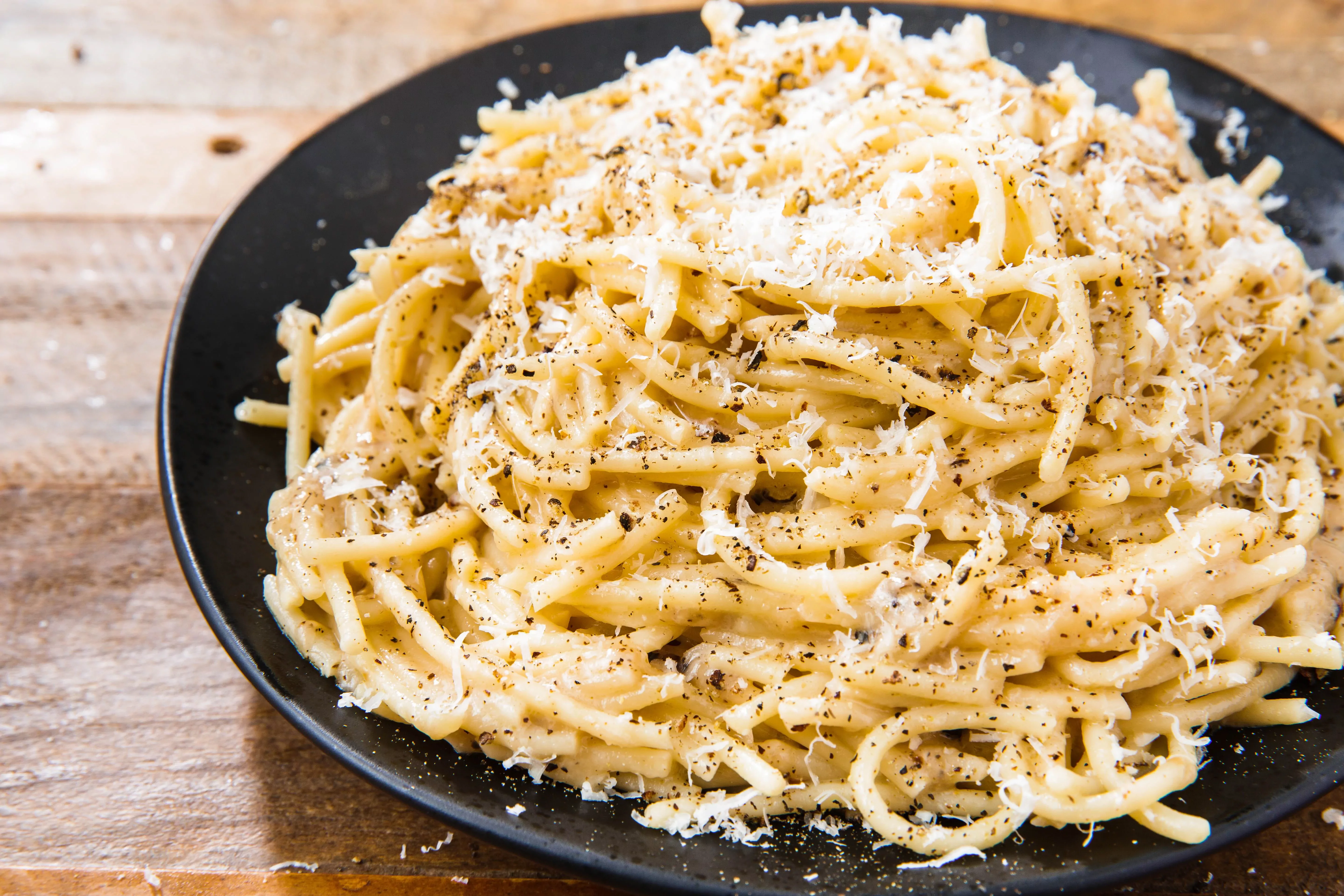 Cacio e pepe receptas
