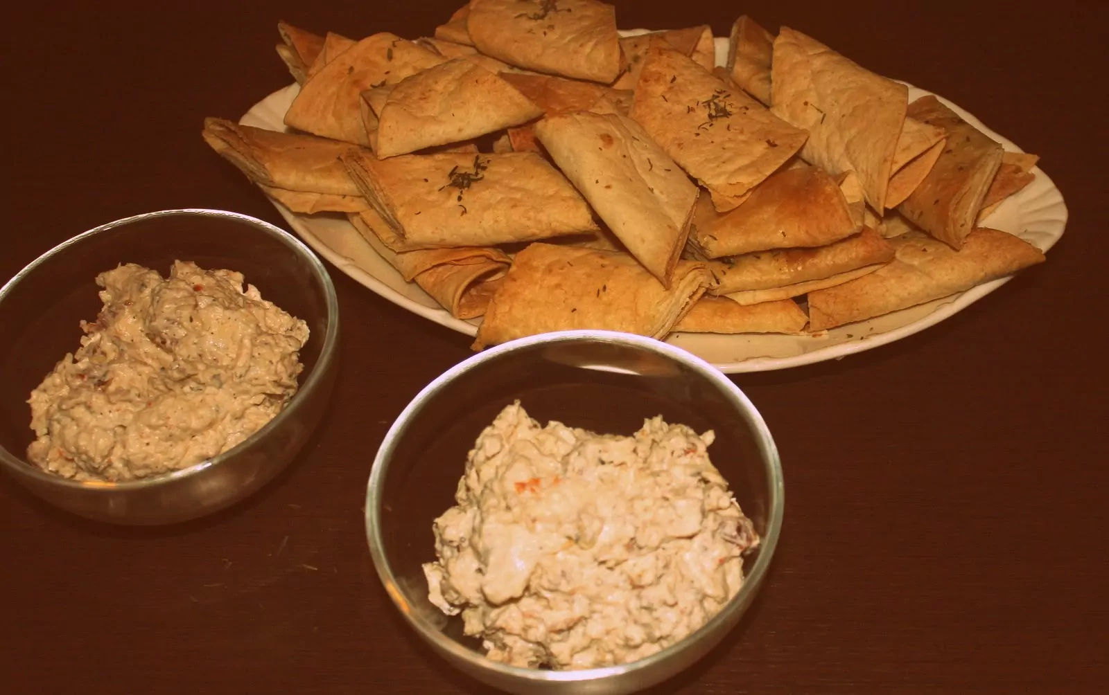 Skani rikotos sūrio užtepėlė su džiovintais pomidorais aliejuje ir kietuoju sūriu