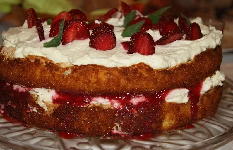 Lengvas braškinis tortas