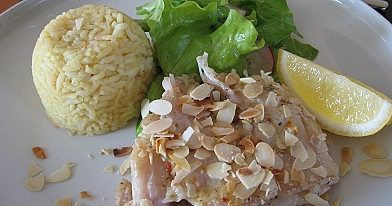 Keptuvėje kepta menkė su riešutais - migdolais, patiekta su ryžiais