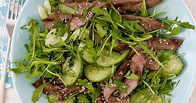 Kinietiškos jautienos salotos su sezamais, agurkais ir morkomis
